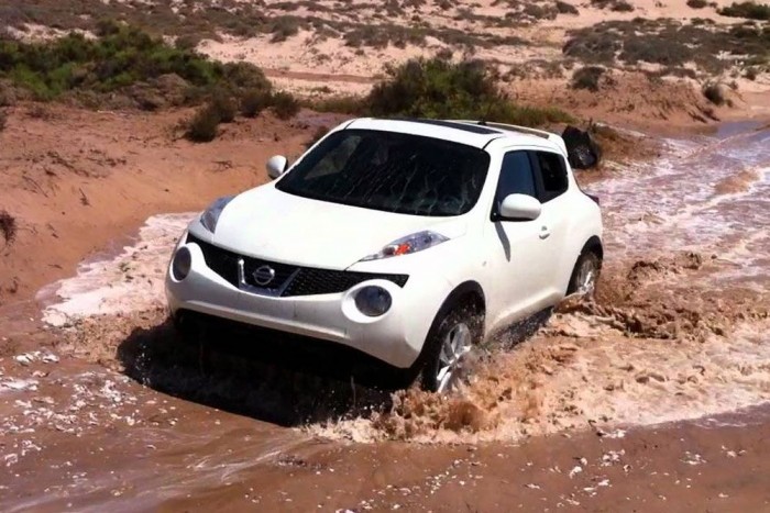 TOP10: a legolcsóbb 4×4-esek 3 9. Nissan Juke DIG-T 190 XTRONIC 4WD 6 595 000
Újabban cégautóként is egyre népszerűbb – látom ezt a saját mélygarázsunkban - az öregecske, de kora ellenére kétség kívül még mindig meglehetősen karakteres kis crossover. Éppen jól van itt, egyik közvetlen riválisa alatt, amelytől 190 lóerejével (240 Nm) erősebb és gyorsabb. Ezzel a turbós motorral tipikusan az a nagyobb kocsikban pöffeszkedők által lenézett cicaautó, miközben képes meglepetéseket okozni. Ugye, látják? Ennek sem a terepes képességeit sorolom.