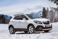 8, Opel Mokka 1.4 Turbo ECOTEC Start/Stop 4x4 103 kW/140 LE   6 fokozatú kézi váltóval   6 180 000
Őszintén sajnálva a magyar piac legolcsóbb 4x4-eseinek összeállításában valódi terepjárót keresőket, természetesen egy újabb mini SUV-val folytatódik a sor. Ez van, de ne kattintsanak tovább, alább jönnek majd igénytelen sárdagasztók is. Sőt, kedvezőbb áron a divatautóknál. Amúgy a Mokkát is sokan szeretik Európában, de nálunk is: tavaly 1250 eladott példánnyal ez nyerte a 4,2 méter körüli crossoverek értékesítési veresenyét, balszerencséjére idén agyonvágta őt az új Vitara.