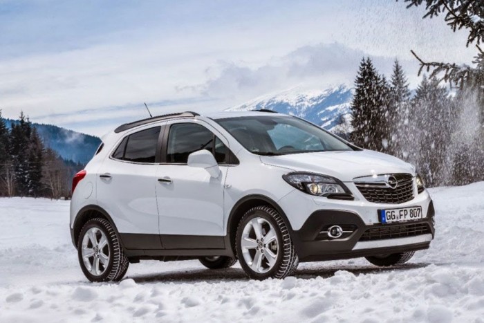 TOP10: a legolcsóbb 4×4-esek 4 8, Opel Mokka 1.4 Turbo ECOTEC Start/Stop 4x4 103 kW/140 LE 6 fokozatú kézi váltóval 6 180 000
Őszintén sajnálva a magyar piac legolcsóbb 4x4-eseinek összeállításában valódi terepjárót keresőket, természetesen egy újabb mini SUV-val folytatódik a sor. Ez van, de ne kattintsanak tovább, alább jönnek majd igénytelen sárdagasztók is. Sőt, kedvezőbb áron a divatautóknál. Amúgy a Mokkát is sokan szeretik Európában, de nálunk is: tavaly 1250 eladott példánnyal ez nyerte a 4,2 méter körüli crossoverek értékesítési veresenyét, balszerencséjére idén agyonvágta őt az új Vitara.