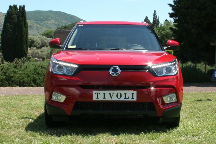 TOP10: a legolcsóbb 4×4-esek 6 7, Ssangyong Tivoli 1.6 e-XGI STD 4 790 000 KB 5,8 millió
Végre, egy terepjáró-specialista – ahogy szereti magát nevezni a legkisebb önálló dél-koreai autómárka, amelynek termékei eddig főként elcseszett dizájnjukkal kerültek be a különféle toplistákba. Szívből remélem, a Tivoli többeknek elnyeri a tetszését. Összkerékhajtása 50-50 százalékban fixre zárható, hatsebességes Aisin automataváltója tud az Eco és a Power mellett Winter üzemmódot is, a benzines szívó motorja 128 lóerős.