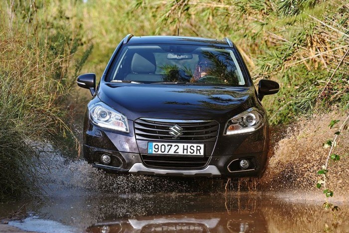 TOP10: a legolcsóbb 4×4-esek 5 6, Suzuki SX4 S-CROSS 1.6 GL+ 4WD 5 900 000 Ft
Rövid ideig tartó dicsőség jutott az előző Qasqai-ra nyilván csak tök véletlenül hajazó S-Crossnak. Nem csak a Mokkát, a bátyót is elhomályosította a Vitara, amely szinte az egész hazai újautó-piacot zárójelbe rakta idén. A rendkívül árérzékeny Suzuki-vásárlók közül ugyan ki vesz ennyiért összkerekes S-Crosst, mikor közel 20 százalékkal olcsóbb és csinosabb, igaz, valamelyest szűkösebb márkatársat is rendelhet ugyanazzal a szívó motorral, és hajtással?
