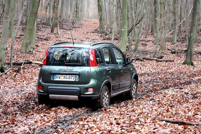 TOP10: a legolcsóbb 4×4-esek 7 5, Fiat Panda 1.3 Mjet 4x4 Climbing 5 100 000
Nem mai gyerek, az olaszmániások által mégis szeretettel emlegetett brand a Panda, amelynek Climbing nevű változata meglehetősen ritka látvány az utakon. 1248 köbcentis blokkja 95 lóerő mellett 4,4 liternyi gázolaj elfogyasztását ígéri 100 kilométerre. Az eddig 6,5 millió példányban értékesített Panda a kategóriában nem csak abban rekorder, hogy 2004-ben elsőként szerezte Az Év Autója-díjat, hanem ez volt a 4 méter alatti európai kisautók között az első, amely 4x4-esként is elérhető volt, még 1983-ban.