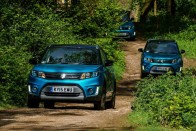 4, Suzuki Vitara 1.6 GL 4WD	5 090 000 Ft
Többször említettem már a hazai újautó-piac idei szupersztárját, amely – lévén esztergomi gyártású termék – magyar földön a 4,49 milliós nyitóár helyett azonnali akcióval 3,79 milliótól csábította a suzukisokat. Sőt, más márkáktól is rabolt vevőket. Igaz, nem ez az összkerekes változat, habár egynémely állami megrendelés benne van a pakliban. Régi vágású szívó motorja 6000-es fordulatnál adja le 120 lovas maximális teljesítményét, jól megpörgetve is kell 12 másodperc a 100-as sprinthez. Sajnos ez sem nagybetűs terepes: se diffizár, se felező, csak három üzemmód (automata, hó, sport), amit egy tekerentyűvel állíthatunk a váltókar mögött.