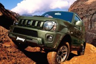 3, Suzuki  JIMNY 4WD JLX Club	4 490 000 Ft
Szerintem sok átlag suzukis azt sem tudja, hogy létezik, miközben a racionális gondolkodásra hajlamos  autóbuzik nagy becsben tartják. A Jimny könnyű, viszonylag nagy a terepszöge, rövid a tengelytávja, és az előbbiekben említett Suzukiktól komolyabb összkerékhajtás szereltek alá. Idézek a gyártótótól: „A 4WD kapcsolóval aktiválható 4H beállítás elsősorban az erdei ösvényekhez és kavicsos földutakhoz hasonló sík felületű terepekhez ideális. Ha meredekebb lejtő vagy durvább terep esetén nagyobb tapadásra van szükség, egyszerűen csak nyomja meg a 4WD-L gombot, és kapcsolja be a 4L beállítást.”  Azt már én teszem hozzá 100-as tempóig válthatunk a két- és négykerék-meghajtás között, a 4WD és a 4WD-L között azonban csak állva.