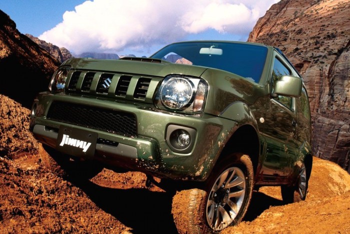 TOP10: a legolcsóbb 4×4-esek 9 3, Suzuki JIMNY 4WD JLX Club 4 490 000 Ft
Szerintem sok átlag suzukis azt sem tudja, hogy létezik, miközben a racionális gondolkodásra hajlamos autóbuzik nagy becsben tartják. A Jimny könnyű, viszonylag nagy a terepszöge, rövid a tengelytávja, és az előbbiekben említett Suzukiktól komolyabb összkerékhajtás szereltek alá. Idézek a gyártótótól: „A 4WD kapcsolóval aktiválható 4H beállítás elsősorban az erdei ösvényekhez és kavicsos földutakhoz hasonló sík felületű terepekhez ideális. Ha meredekebb lejtő vagy durvább terep esetén nagyobb tapadásra van szükség, egyszerűen csak nyomja meg a 4WD-L gombot, és kapcsolja be a 4L beállítást.” Azt már én teszem hozzá 100-as tempóig válthatunk a két- és négykerék-meghajtás között, a 4WD és a 4WD-L között azonban csak állva.