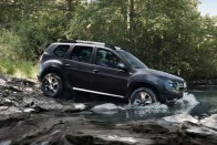 2, Dacia Duster Cool 1,6 16V 84 kW/114 LE 4x4 3 810 000A Dacia újkori történetének legkerekebb darabja, a világ számos szegletében igazi sikerautó a Duster. Magánszemélyek és cégek, őzre vadászók és harcsázó horgászók egyaránt használják, a hazai újautó-piacon is talán a legjobb ár/érték arányú összkerekes autó. Érezhetően nagyobb, erősebb és olcsóbb például a Jimnynél. Alapból fornthajtásos, de ha kell, többtárcsás kuplung zárja a hátsó hajtást – automatikusan, vagy a vezető is megteheti, ha szükségét látja. A hasmagassága nincs az égben, de közepes erősségű terepen simán elmegy.