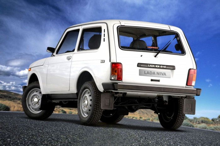 TOP10: a legolcsóbb 4×4-esek 11 1,Lada 4x4 ??? forinttól
A Lada nevű, nem éppen világbajnok autómárka kínálatának stabilan igazán erős neve a Niva, számomra teljesen érthetetlen, hogy éppen ezt kellett eladnia az oroszoknak. Na, mindegy, mostantól 4x4 hivatalosan a neve, és tulajdonképpen ezt a malőrt leszámítva szerintem nagyon is szerethető autó. Mert őszinte. Keveset ígér, de azt betartja. Oké, hogy szőrös ősállat a 83 lóerős, szívó 1,7-es motor, és belül is dúl a retró, állandó a 4x4, és zárható a központi differenciálmű. Mondom, hogy olcsó, meg első helyre raktam, miközben kérdőjelek világítanak a neve mellett. A Lada friss importőre jövő szerdán tart sajtótájékoztatót, akkor közli a kínálat, így a 4x4 hivatalos hazai árát. Mindenki biztos lehet benne: érezhetően olcsóbb lesz a Dusternél.