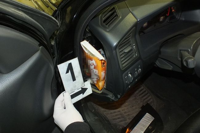 Nagy ötlet volt ide rejteni a kábítószert az autóban