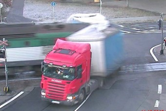 Pirosba hajtó kamiont szakított ketté a vonat