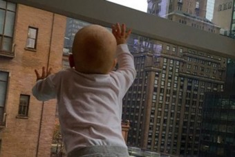 F1: A kis Kimi úgy bámul, hogy majdnem kiesik az ablakon