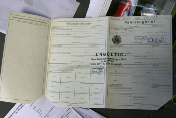 Használt autó: így megy ez mifelénk 3 Hiányzott a forgalomba helyezéshez az utolsó német tulaj és az ő autóját beszámító kinti használtautó-kereskedő közötti szerződés. A járműlevélben, a Fahrzeugbriefben benne van az összes korábbi tulajdonos, a magyar eladó így magánokirat-hamisítással áthidalta a dolgot. A kép illusztráció