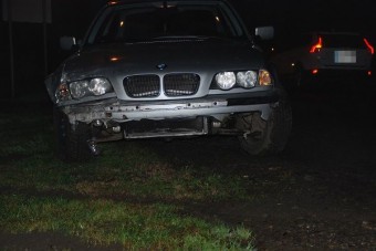 Egy BMW-s kiütötte a lámpát, a másik háznak csapódott