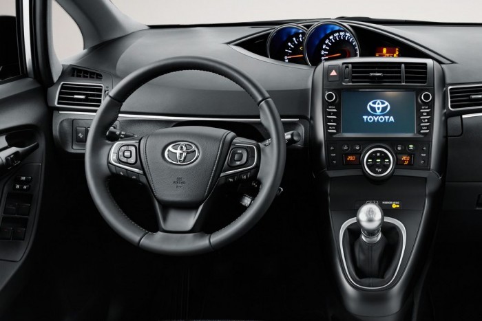 Rágyúrt a biztonságra a Toyota kis egyterűje 2 Rágyúrt a biztonságra a Toyota kis egyterűje 2