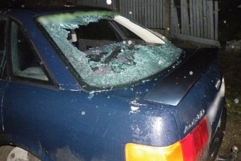 Hajdú-Bihar: ököllel és a fejével vert szét egy autót