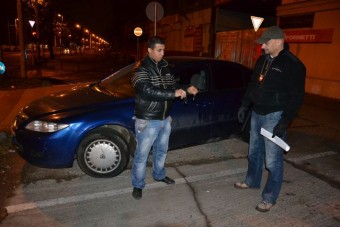 Két gyári kulcsával együtt loptak el egy nyitott autót Ózdon