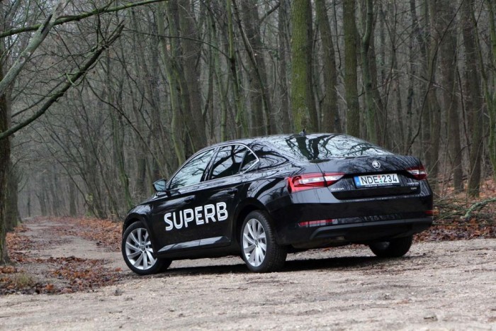 Messziről semleges, egyszerű, tekintélyt parancsoló, közel ötméteres szedán.