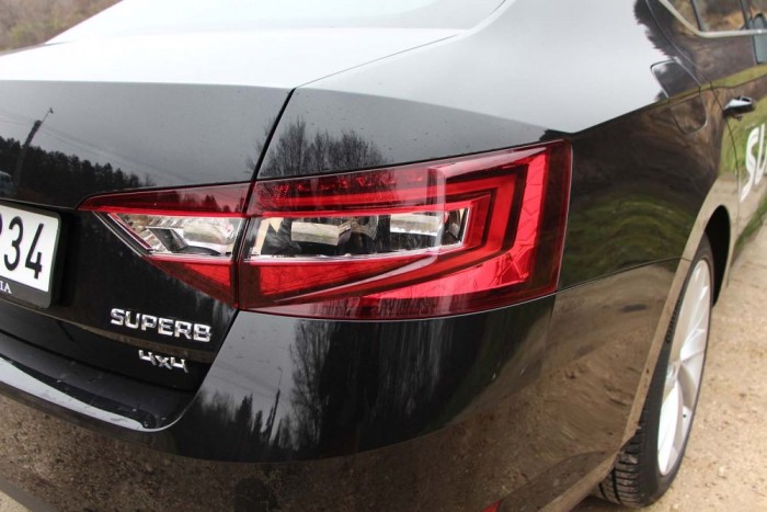 Közelről viszont fény derül a részeltekre, a fényszórók például ékszeres dobozra emlékeztetnek. 