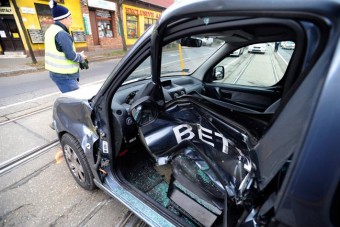 Súlyos sérülés, villamos ütközött autóval Bp-en