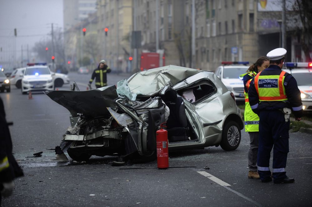 Durva halálos baleset Budapesten, lezárták az Üllőit 4