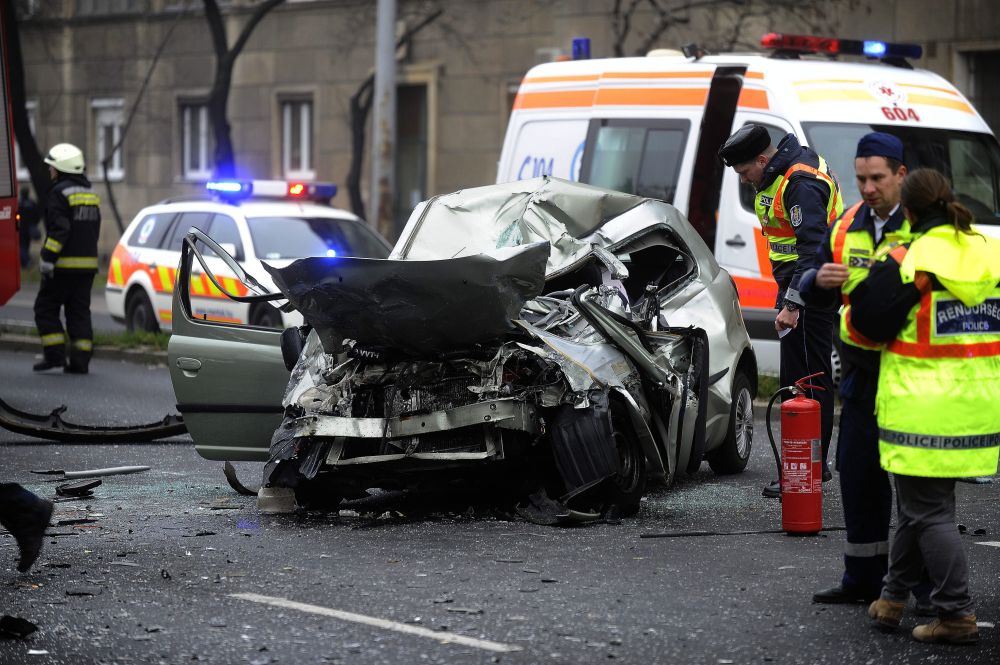 Durva halálos baleset Budapesten, lezárták az Üllőit 9