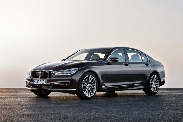 Az év hét legjobb autója 3 BMW 7: kiváló vezethetősége és kényelem, többféle anyagból, köztük szénszálas műanyagból összeállított, és így rendkívül könnyű karosszéria, és rengeteg új technológia