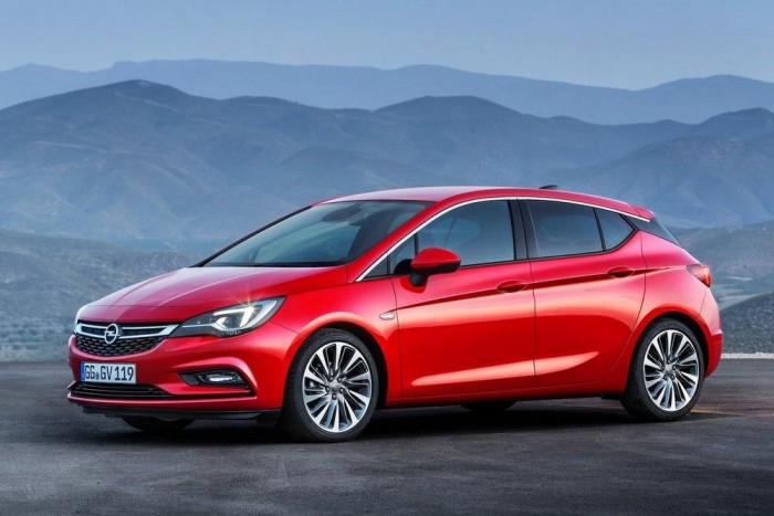 Az év hét legjobb autója 6 Opel Astra: könnyű, kezes és új turbómotorjaival takarékos, továbbá olyan extrák is megvásárolhatók hozzá, mint a ledes fényszóró, vagy a masszázsülés