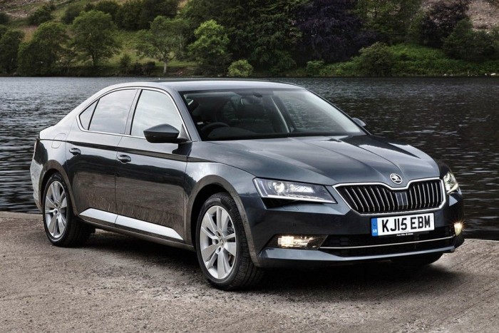 Az év hét legjobb autója 7 Skoda Superb: szédítő helykínálat, biztonság, jó minőség és sok kényelmi, valamint vezetésts egítő szolgáltatás jellemzi