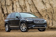 Volvo XC90: biztonságával, jó vezethetőségével, kiváló minőségével, és hibridet is magába foglaló korszerű és takarékos hajtásláncaival vál méltóvá a döntőbe kerülésre