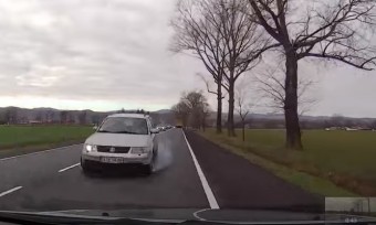 Így kerüli el egy ügyes sofőr az ámokfutót