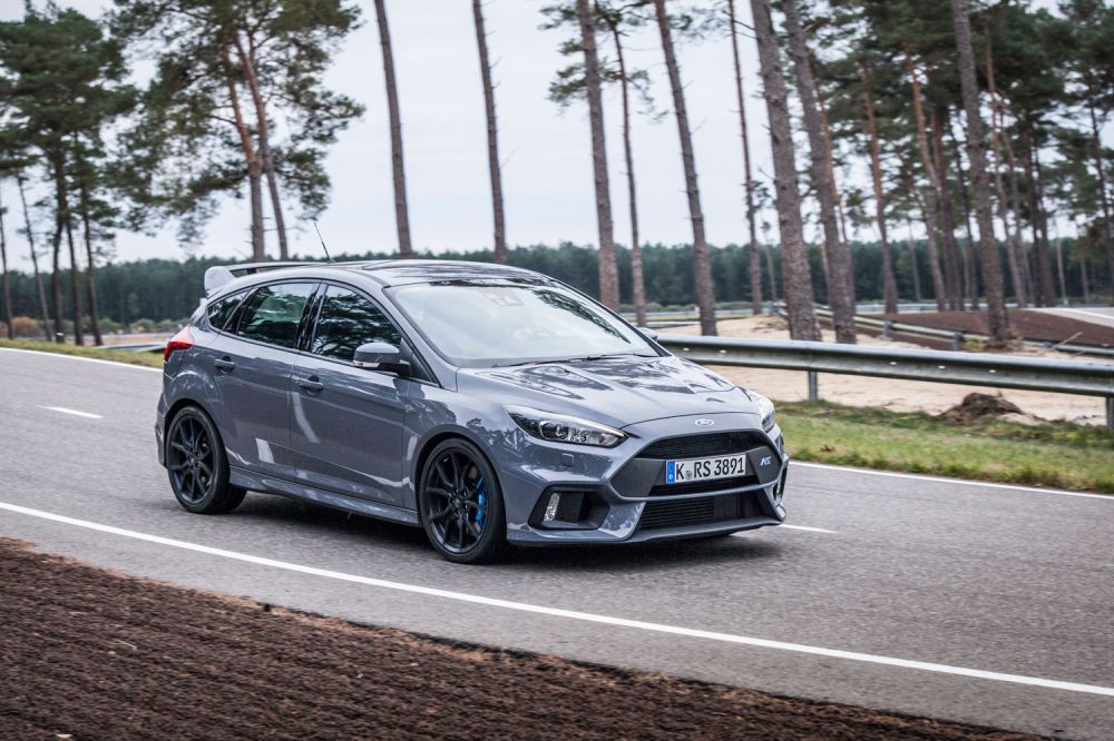 Több mint figyelemreméltó, hogy a Focus RS-re is vonatkozik a Ford Extra Garancia. Az árlista szerint 50 000 forintért meghosszabbítható a gyári jótállás 2+3 évre vagy 250 000 kilométerre. Ostobaság kihagyni egy 350 lóerős autónál