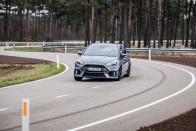 Első és hátsó kerekei mellett hátul oldalankét is variálja a nyomatékelosztást a Focus RS. A 11,8 milliós listaárú sportmodell lehet a legélvezetesebben vezethető kompakt sportmodell az Audi RS3 és a BMW M135i mellett