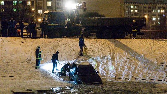 Jégen szórakoztak a Ladával, úszás lett a vége