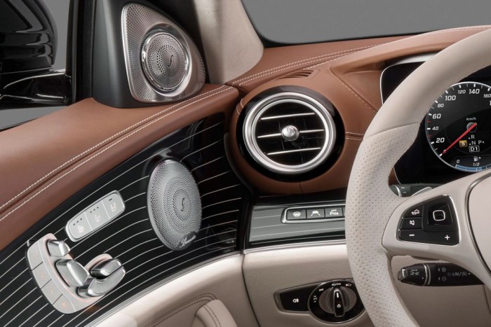 Artisztikus mozgással pörög ki a helyéről a felső magashangsugárzó