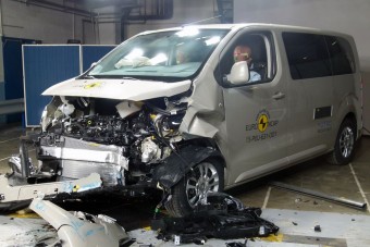 Masszívan véd a francia-japán busztrió