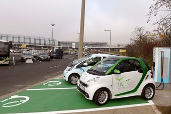 Átadták a legújabb hazai villanyautó-töltőt. Na de hol?