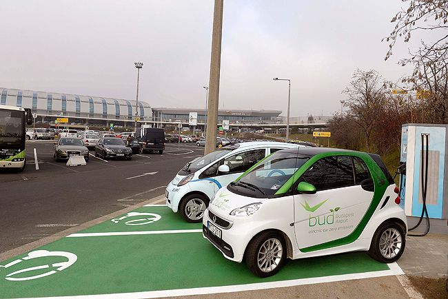 Átadták a legújabb hazai villanyautó-töltőt. Na de hol?