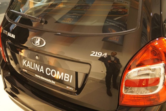 Pici malőr: az orosz számozás maradt fenn a kocsin, matricából kellett kiragasztani az európai típusjelzést