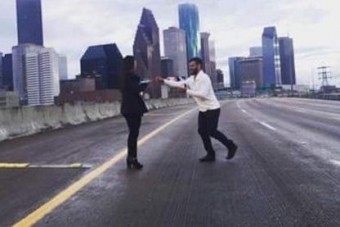 Az autópályán kérte meg barátnője kezét, börtönbe mehet