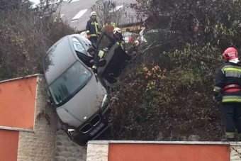 Öt méter magasból lógott egy BMW Pécsen