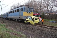 Felöklelt egy autót a szegedi vonat 13