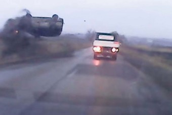 Átlag előzésnek indult, brutális szaltó lett a vége