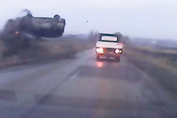 Átlag előzésnek indult, brutális szaltó lett a vége