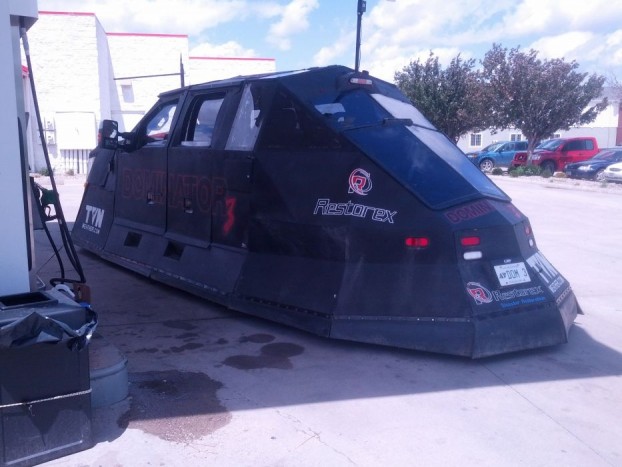 Megjöttek a birodalmiak! Ja nem, csak egy tornádóvadász tankol.