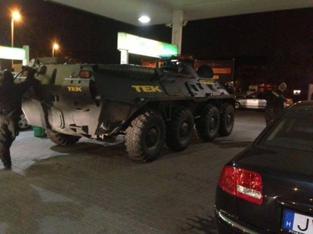 Tankolnak a hazai terrorelhárítók, remélhetőleg megfelelő üzemanyagot tettek a páncélosba. 