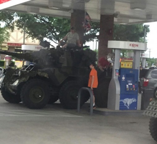 Tankolnak a külföldi páncélosok is, így megy ez