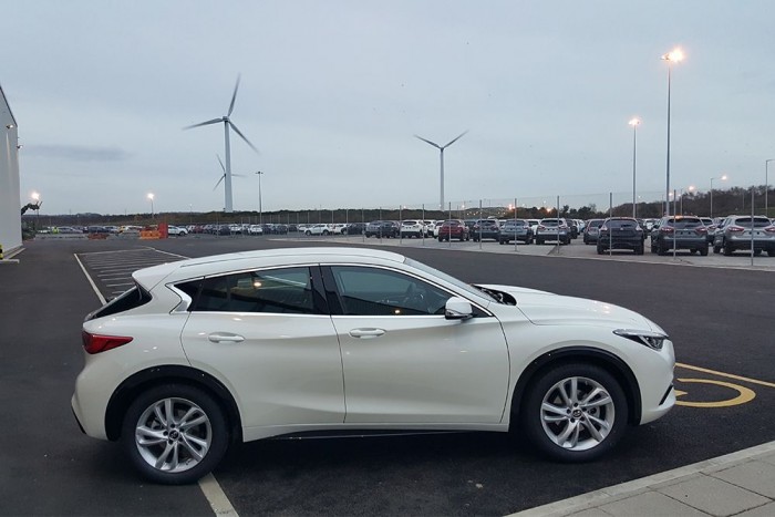 10 dolog, amit jó tudnod az Infinitiről 2 2.- Ahhoz, hogy a Nissan Sunderlandben tudja gyártani az új modellt, 250 millió fontot kellett belepumpálnia a fejlesztésekbe, ami átszámítva 108,7 milliárd forint. A munkálatokat 2012-ben kezdték, így könnyű kiszámolni, hogy négy év alatt készültek el. Mellesleg a teljes létesítményt 1986-ban adták át, ami mintegy 3,7 milliárd fontba került. Ezt már nem mertem átváltani.