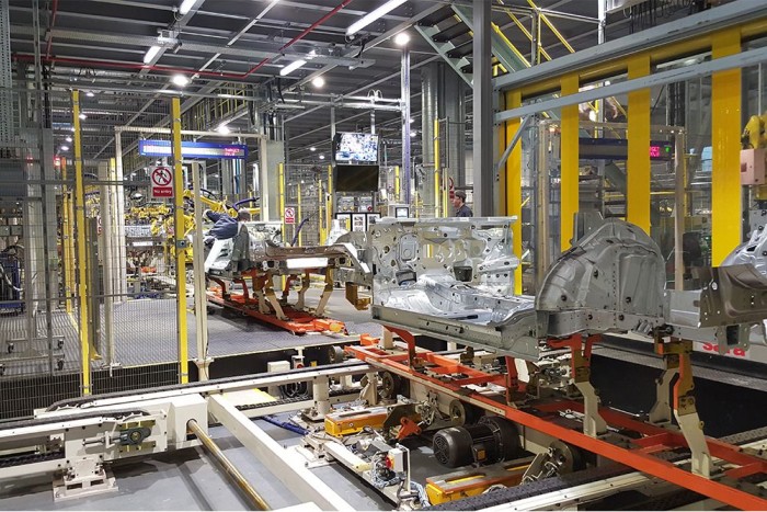 10 dolog, amit jó tudnod az Infinitiről 6 6.- A Q30 gyártása összesen 39 500 négyzetméteren történik, ahol az emberek mellett 141 teljesen automatizált robot is munkálkodik. Ezek főként a vágásért és a hegesztésekért felelősek. De vannak olyanok is, amik azokat az alkatrészeket hordják körbe, amiket az összeszerelők építenek be kézzel az autókba.