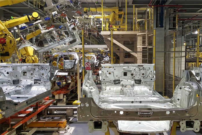10 dolog, amit jó tudnod az Infinitiről 9 9.- Amit talán az egyik legnagyobb érdekesség, hogy a Q30 a Mercedes-Benz MFA platformjára épül, mely szintén alapját képezi az A, B, CLA és GLA modelleknek.