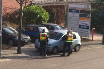 Áthajtottak egy közterület-felügyelő lábán