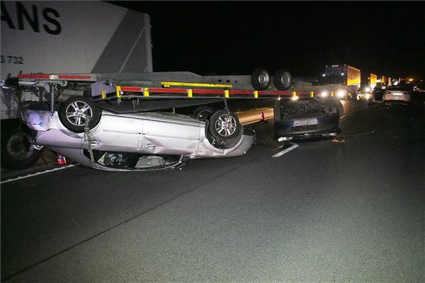 Útzár, többautós baleset az M1-esen